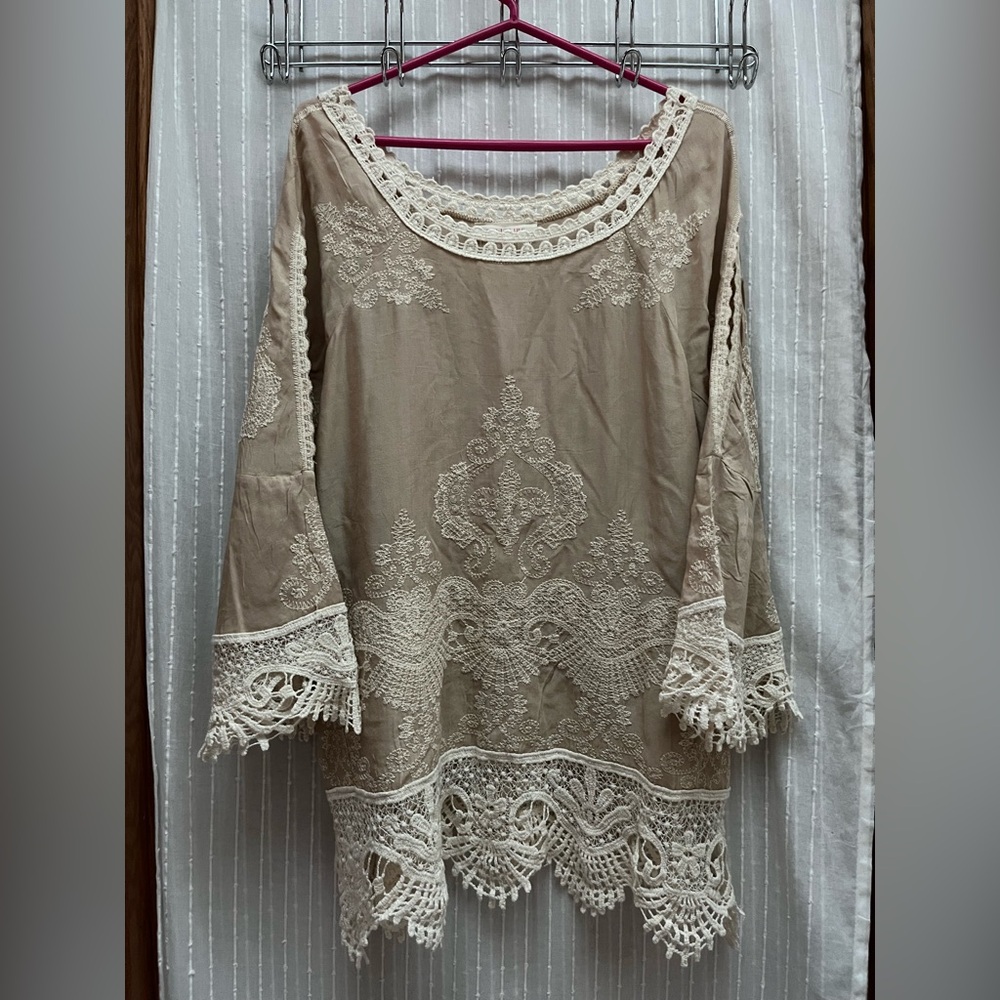 🔆NWOT Solitaire Beige Lace Detail Garment size L